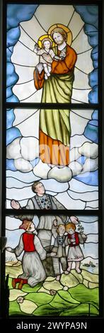 Der heilige Joseph, der schutzheilige Kroatiens, hat ein Buntglasfenster in der Pfarrkirche des heiligen Antonius von Padua in Lasinja, Kroatien Stockfoto