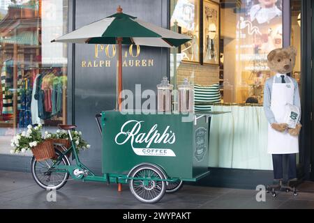 Push Cart und Ralph Lauren Bär, Ralph's Coffee von Ralph Lauren Marke. Singapur Stockfoto