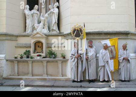 Männer mit Fahnen warten auf den Beginn der Prozession am fest der Himmelfahrt in der Basilika der Himmelfahrt in Marija Bistrica, Kroati Stockfoto