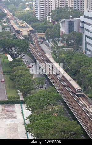 Eine effiziente Art, um die State Island zu erkunden, ist ein Shuttlebus mit dem öffentlichen Zug, um die dynamische Stadtlandschaft zu erkunden. Singapur. Stockfoto