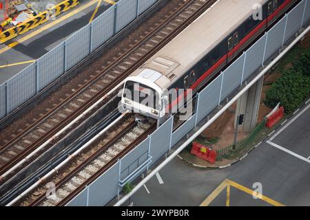 Luftaufnahme des vorderen Teils des Zuges mit einem Bediener, um den Betrieb während der Fahrt auf der Strecke zu überwachen. Singapur. Stockfoto