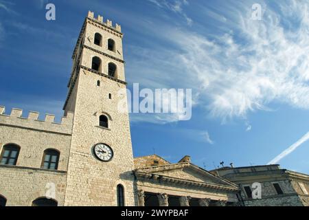 Torre del Poppolo und Tempel der Minerva auf dem Platz Piazza del Comune in Assisi, Umbrien, Italien Stockfoto