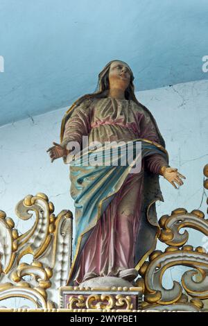 Jungfrau Maria unter dem Kreuz, Statue auf dem Hauptaltar in der Kirche St. Katharina von Alexandria in Krapina, Kroatien Stockfoto