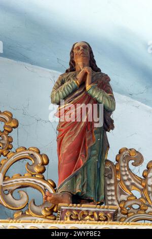 Johannes unter dem Kreuz, Statue auf dem Hauptaltar in der Kirche St. Katharina von Alexandria in Krapina, Kroatien Stockfoto