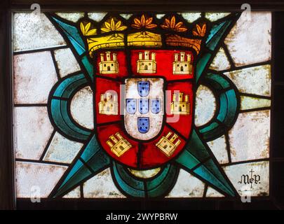 Wappen des Königreichs Portugal in einem Buntglasfenster des Alcazar von Segovia Stockfoto