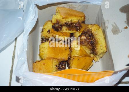 Foto von Käse-Bananen-Martinabak in einer Schachtel, ein typischer indonesischer Snack Stockfoto