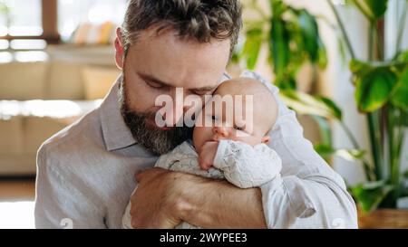 Vater hält sein neugeborenes Baby. Bedingungslose väterliche Liebe, Vatertag-Konzept. Stockfoto