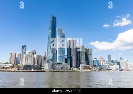 Sydney CBD City-Landschaft und Skyline, blauer Himmel Tag, Crown Casino und Barangaroo Wolkenkratzer und Türme, hinunter zum Darling Harbour, Sydney, NSW, Australien Stockfoto