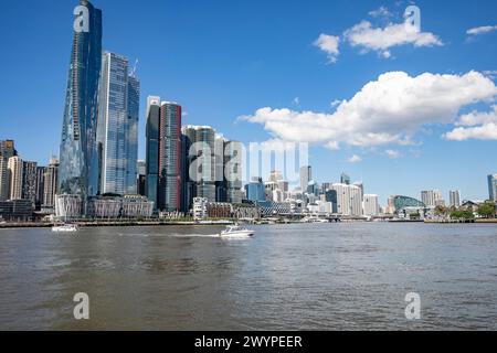 Sydney CBD City-Landschaft und Skyline, blauer Himmel Tag, Crown Casino und Barangaroo Wolkenkratzer und Türme, hinunter zum Darling Harbour, Sydney, NSW, Australien Stockfoto