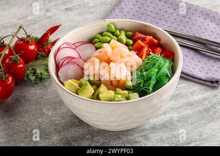 Hawaian Cuisine – Poke mit Cocktailgarnelen und Avocado Stockfoto