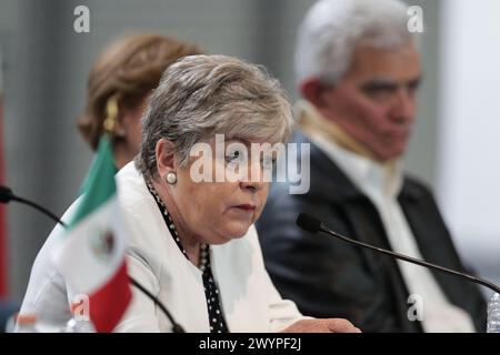 (240408) -- MEXIKO-STADT, 8. April 2024 (Xinhua) -- mexikanische Außenministerin Alicia Barcena spricht mit den Medien über die Rückkehr von mexikanischem Botschaftspersonal aus Ecuador in Mexiko-Stadt, Hauptstadt von Mexiko am 7. April 2024. Mexikanische Botschaftsmitarbeiter verließen die mexikanische Botschaft am Sonntag, nachdem Mexiko die diplomatischen Beziehungen zu Ecuador brach, nachdem die ecuadorianische Polizei die mexikanische Botschaft stürmte, um den ehemaligen Vizepräsidenten Jorge Glas zu verhaften, der wegen Korruption verurteilt wurde. Das mexikanische Außenministerium bestätigte, dass Botschaftsmitarbeiter und ihre Familien in einem Beitrag auf X, ehemals Twitter, nach Mexiko zurückkehren würden. (Foto von Francisco Stockfoto