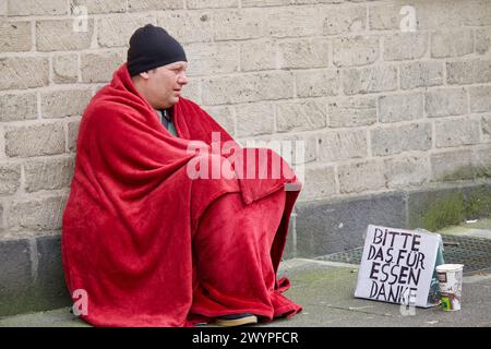 Köln, Deutschland, 07. April 2024. Ein Bettler auf den Straßen von Köln. Stockfoto