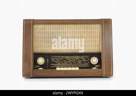 Authentischer 60er Jahre Funkempfänger. Vorderansicht. Auf weißem Hintergrund. Zeitspuren. Isoliert auf weiß. Stockfoto