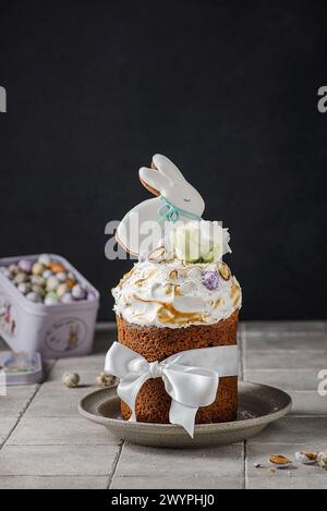 Osterkuchen auf dunklem Hintergrund mit Osterschokoladeneiern und Osterkekuchenkaninchen dekoriert Stockfoto