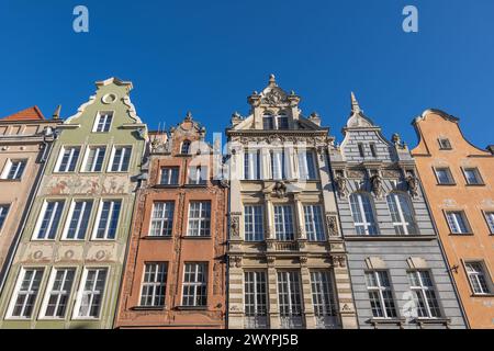 Historische Bürgerhäuser mit Giebeln und verzierten Fassaden in der Long Street in der Altstadt von Danzig in Polen. Stockfoto