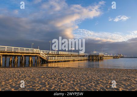 Sonnenaufgang am Sopot Pier von einem Strand an der Ostsee im Kurort Sopot in Polen. Stockfoto