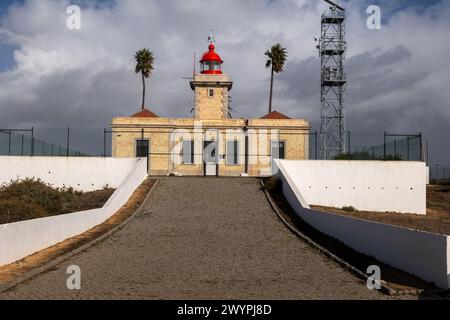 Leuchtturm Farol da Ponta da Piedade in Lagos, Algarve, Portugal. Steinturm von 1913 mit angebautem Pförterhaus. Stockfoto