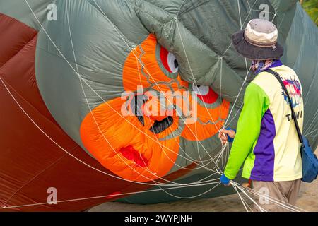 Chonburi, Thailand, 25. Februar 2024: Pattaya International Kite Festival, ein Drachenflieger bereitet seinen riesigen King Kong Kite vor und überprüft ihn. Stockfoto