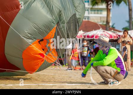 Chonburi, Thailand, 25. Februar 2024: Pattaya International Kite Festival, ein Drachenflieger bereitet seinen riesigen King Kong Kite vor und überprüft ihn. Stockfoto