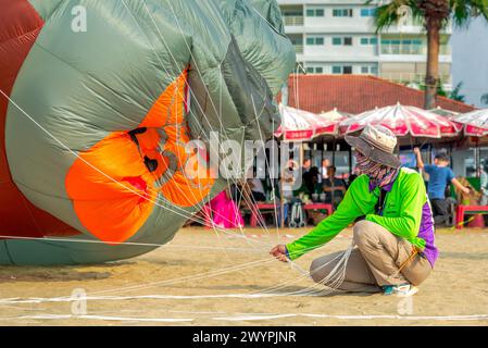 Chonburi, Thailand, 25. Februar 2024: Pattaya International Kite Festival, ein Drachenflieger bereitet seinen riesigen King Kong Kite vor und überprüft ihn. Stockfoto