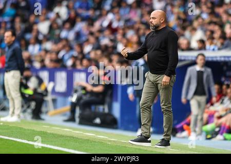 Barcelona, Spanien. April 2024. Cheftrainer Manolo Gonzalez von Espanyol wurde während des Spiels der LaLiga 2 zwischen Espanyol und Albacete im Stage Front Stadium in Barcelona gesehen. (Foto: Gonzales Photo/Alamy Live News Stockfoto