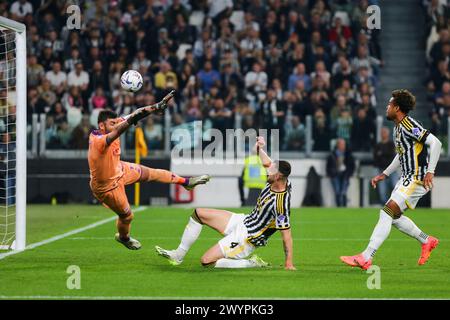 Federico Gatti von Juventus FC und Pietro Terracciano von ACF Fiorentina während des Spiels zwischen Juventus FC und AC Fiorentina am 07. April 2024 Stockfoto