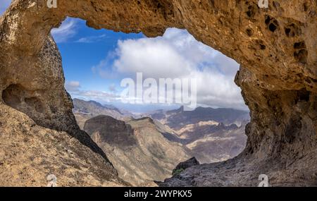 Blick durch die Felsformation Ventana del Bentayga (Fenster nach Bentayga) im Westen auf die Berglandschaft der zentralen Kanarischen Insel. Stockfoto