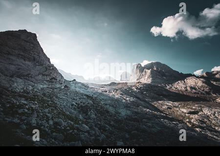 Wanderung den Gosauseen zur Adamekhütte am Fuße des Dachsteinsteingletscher, Oberösterreich, Österreich. Im Bild: Die Adamekhütte am 08.08.2020. // Wanderung durch den Gosausee zur Adamekhütte am Fuße des Dachsteingletschers, Oberösterreich, Österreich. Im Bild: Die Adamekhütte 8. August 2020. - 20200809 PD11020 Credit: APA-PictureDesk/Alamy Live News Stockfoto