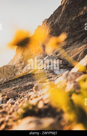 Wanderung den Gosauseen zur Adamekhütte am Fuße des Dachsteinsteingletscher, Oberösterreich, Österreich. Im Bild: Die Adamekhütte am 08.08.2020. // Wanderung durch den Gosausee zur Adamekhütte am Fuße des Dachsteingletschers, Oberösterreich, Österreich. Im Bild: Die Adamekhütte 8. August 2020. - 20200808 PD13580 Credit: APA-PictureDesk/Alamy Live News Stockfoto