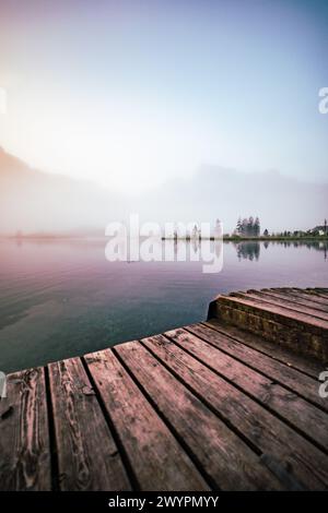 Morgenstimmung mit Nebel am Almsee im Almtal im Salzkammergut, Oberösterreich, Österreich am 14.08.2020. // Morgenstimmung mit Nebel am Almsee im Almtal im Salzkammergut, Oberösterreich, Österreich am 14. August 2020. - 20200813 PD13636 Credit: APA-PictureDesk/Alamy Live News Stockfoto