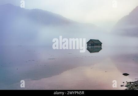 Morgenstimmung mit Nebel am Almsee im Almtal im Salzkammergut, Oberösterreich, Österreich am 14.08.2020. // Morgenstimmung mit Nebel am Almsee im Almtal im Salzkammergut, Oberösterreich, Österreich am 14. August 2020. - 20200813 PD13633 Credit: APA-PictureDesk/Alamy Live News Stockfoto