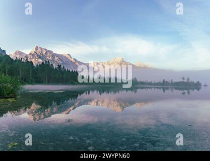 Morgenstimmung mit Nebel am Almsee im Almtal im Salzkammergut, Oberösterreich, Österreich am 14.08.2020. // Morgenstimmung mit Nebel am Almsee im Almtal im Salzkammergut, Oberösterreich, Österreich am 14. August 2020. - 20200813 PD13632 Credit: APA-PictureDesk/Alamy Live News Stockfoto