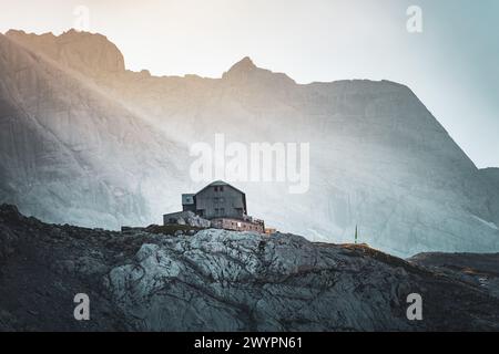 Wanderung den Gosauseen zur Adamekhütte am Fuße des Dachsteinsteingletscher, Oberösterreich, Österreich. Im Bild: Die Adamekhütte am 08.08.2020. // Wanderung durch den Gosausee zur Adamekhütte am Fuße des Dachsteingletschers, Oberösterreich, Österreich. Im Bild: Die Adamekhütte 8. August 2020. - 20200809 PD11024 Credit: APA-PictureDesk/Alamy Live News Stockfoto