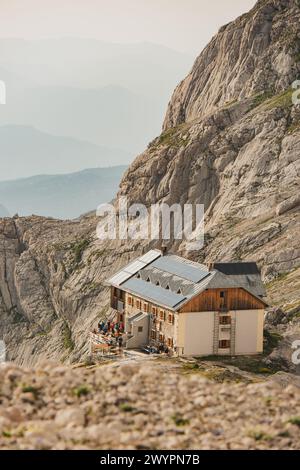 Wanderung den Gosauseen zur Adamekhütte am Fuße des Dachsteinsteingletscher, Oberösterreich, Österreich. Im Bild: Die Adamekhütte am 08.08.2020. // Wanderung durch den Gosausee zur Adamekhütte am Fuße des Dachsteingletschers, Oberösterreich, Österreich. Im Bild: Die Adamekhütte 8. August 2020. - 20200808 PD13589 Credit: APA-PictureDesk/Alamy Live News Stockfoto