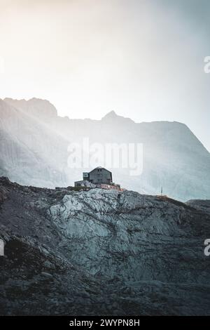 Wanderung den Gosauseen zur Adamekhütte am Fuße des Dachsteinsteingletscher, Oberösterreich, Österreich. Im Bild: Die Adamekhütte am 08.08.2020. // Wanderung durch den Gosausee zur Adamekhütte am Fuße des Dachsteingletschers, Oberösterreich, Österreich. Im Bild: Die Adamekhütte 8. August 2020. - 20200809 PD11023 Credit: APA-PictureDesk/Alamy Live News Stockfoto