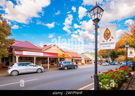 Adelaide Hills, Südaustralien - 1. Mai 2021: Hahndorf-Logo auf der Straßenlaterne entlang der Main Street mit geparkten Autos während der Herbstsaison Stockfoto