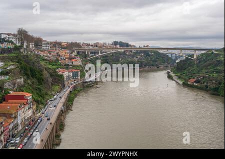 Blick auf den Fluss Douro, Porto, mit Blick nach Osten, von der Spitze der Brücke Ponte Luis I, an einem bewölkten Tag Stockfoto