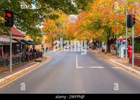 Adelaide Hills, Südaustralien - 1. Mai 2021: Blick auf die Hauptstraße von Hahndorf mit geparkten Autos und Menschen entlang der Straße während der Herbstsaison Stockfoto