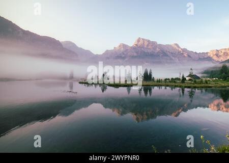 Morgenstimmung mit Nebel am Almsee im Almtal im Salzkammergut, Oberösterreich, Österreich am 14.08.2020. // Morgenstimmung mit Nebel am Almsee im Almtal im Salzkammergut, Oberösterreich, Österreich am 14. August 2020. - 20200813 PD13640 Credit: APA-PictureDesk/Alamy Live News Stockfoto