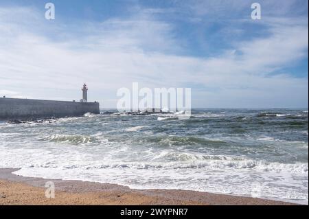 Der Leuchtturm von Felgueiras an der Mündung des Flusses Douro in Foz do Douro bei Porto an einem hellen, sonnigen Tag Stockfoto