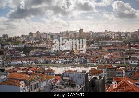 Blick auf Vila Nova de Gaia - Stadt und Gemeinde im Porto-Viertel. Es liegt südlich der Stadt Porto auf der anderen Seite des Flusses Douro. Stockfoto