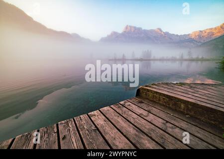 Morgenstimmung mit Nebel am Almsee im Almtal im Salzkammergut, Oberösterreich, Österreich am 14.08.2020. // Morgenstimmung mit Nebel am Almsee im Almtal im Salzkammergut, Oberösterreich, Österreich am 14. August 2020. - 20200813 PD13639 Credit: APA-PictureDesk/Alamy Live News Stockfoto