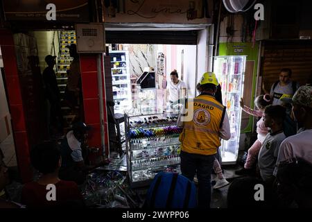 Medellin, Kolumbien. April 2024. Die Behörden nehmen am 5. April 2024 an einer Explosion in einem Mietshaus im Zentrum von Medellin, Kolumbien, Teil. Foto: Juan J. Eraso/Long Visual Press Credit: Long Visual Press/Alamy Live News Stockfoto