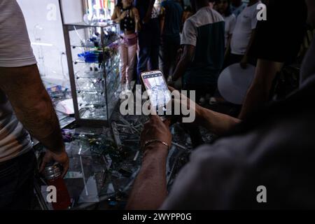 Medellin, Kolumbien. April 2024. Die Behörden nehmen am 5. April 2024 an einer Explosion in einem Mietshaus im Zentrum von Medellin, Kolumbien, Teil. Foto: Juan J. Eraso/Long Visual Press Credit: Long Visual Press/Alamy Live News Stockfoto