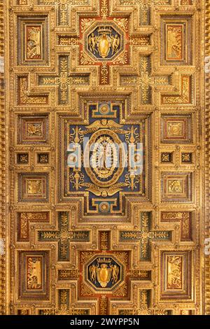 Kassettendecke in St. Maria auf Aracoeli. Wahrzeichen von Rom. Italien Stockfoto