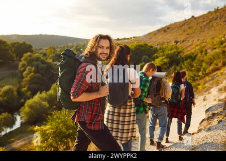 Porträt eines glücklichen Wanderers in Friends Company während Bergabenteuer Stockfoto