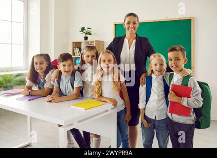 Das Klassenzimmer-Porträt der Gruppe der Grundschüler und ihrer Lehrerin. Stockfoto