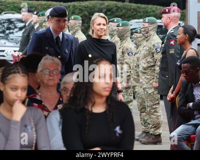 Kigali, Ruanda. April 2024. Verteidigungsministerin Ludivine Dedonder, ein Bild von einem Besuch im Camp Kigali, dem belgischen Friedenstruppen-Denkmal in Kigali, Teil einer Gedenkmission in Ruanda, am Montag, den 8. April 2024. Belgische Minister und Vertreter der Familien nehmen an der Gedenkfeier zum 30. Jahrestag des Völkermordes an den Tutsi und der Ermordung von zehn belgischen Fallschirmjägern Teil. BELGA FOTO BENOIT DOPPAGNE Credit: Belga News Agency/Alamy Live News Stockfoto