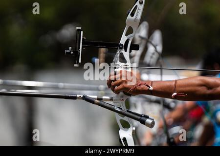 Medellin, Kolumbien. April 2024. Bogenschützen nehmen am 7. April 2024 am Panamerikanischen Bogenschießen-Wettbewerb in Medellin, Kolumbien, Teil, der einen Platz bei den Olympischen Spielen 2024 einräumt. Foto: Camilo Moreno/Long Visual Press Credit: Long Visual Press/Alamy Live News Stockfoto