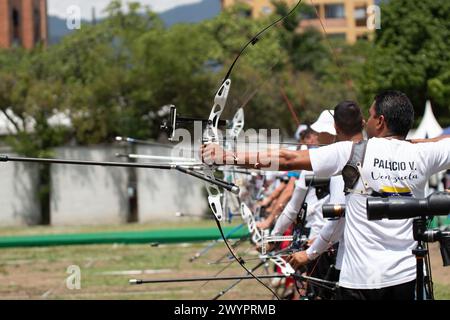 Medellin, Kolumbien. April 2024. Bogenschützen nehmen am 7. April 2024 am Panamerikanischen Bogenschießen-Wettbewerb in Medellin, Kolumbien, Teil, der einen Platz bei den Olympischen Spielen 2024 einräumt. Foto: Camilo Moreno/Long Visual Press Credit: Long Visual Press/Alamy Live News Stockfoto